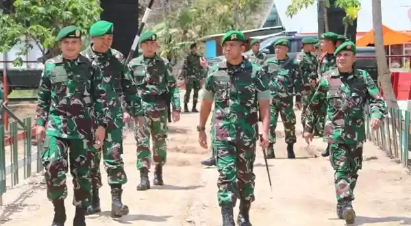 Dansatgas Yonif 411 Kostrad Dampingi Danbrigif 7/RR Tinjau Sektor Selatan Perbatasan RI-PNG