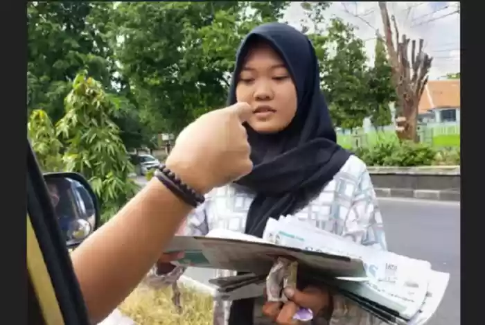 Remaja Putri Penjual Koran Ini Miliki Sifat Dermawan