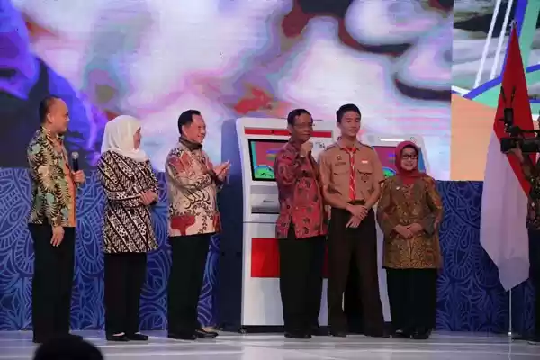 Mendagri Apresiasi Pemprov Jatim atas Inisiatif Penggunaan Anjungan Dukcapil Mandiri