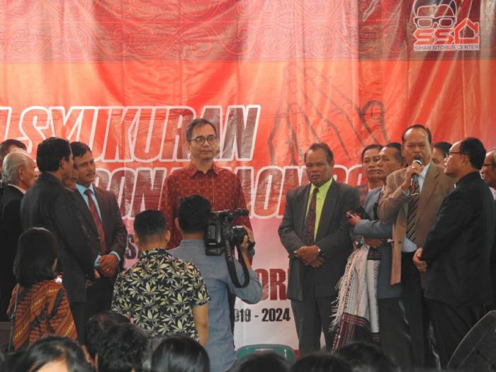 Terpilih sebagai Anggota DPR RI, Masyarakat Parsambilan Ulosi Sihar Sitorus