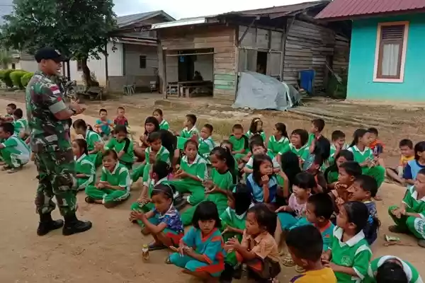 Satgas Pamtas 133/YS Ajari Murid SDN 25 Perimpah Peduli Lingkungan