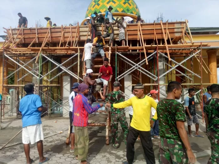 Bakti TNI Kepada Masyarakat, Yonif RK 136/TS Terjunkan Personelnya di Desa Morella Maluku