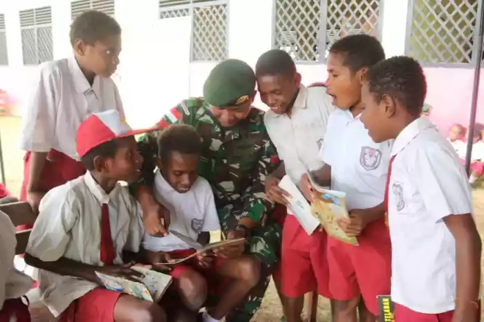 Perpustakaan Keliling Tentara Kembali Datangi Sekolah di Perbatasan RI-PNG