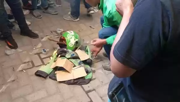 Kecewa dengan Sistem, Driver Gojek Bakar Jaket dan Helm