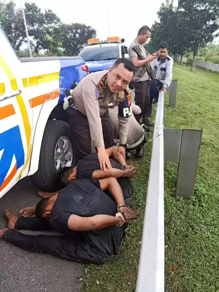 Bawa Brankas Hitam, PJR Polda Tangkap Dua Pria di Jalan Tol