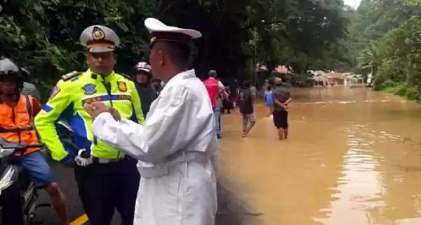 Jalan Lintas Sumatera Lumpuh Akibat Banjir