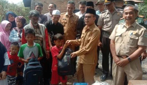   Bupati Aceh Tamiang  Bantu Warga Korban Kebakaran Di Desa Suka Rakyat