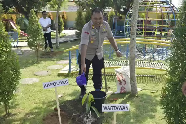 Bhayangkari Cabang Tebing Tinggi Tanam 230 Pohon Durian