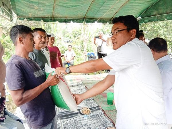 Anggota Fraksi Partai Gerindra DPRK Aceh Tamiang  Berikan Bantuan Pada Korban Kebakaran