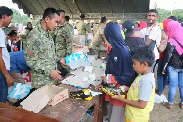 Satgas Pamtas RI-PNG Yonif 411 Kostrad Gelar Pasar Murah di Papua