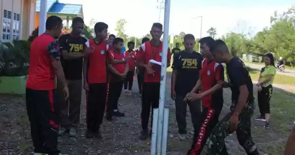 Prajurit TNI Yonif 755 Kostrad Ajarkan Anak-Anak Disabilitas Menjadi Pengibar Bendera
