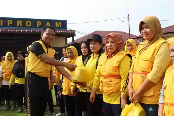 Polres Labuhanbatu Berbagi Bingkisan kepada Petugas Kebersihan