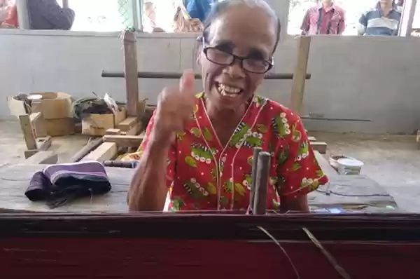 Tading boru Sirait Mampu Tenun Ulos Motif Langka