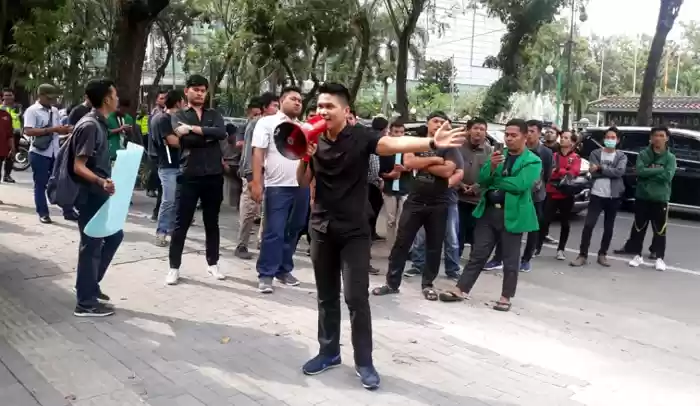 Aksi Mahasiswa Di DPRD Medan Menolak Kenaikan Tarif BPJS Kesehatan