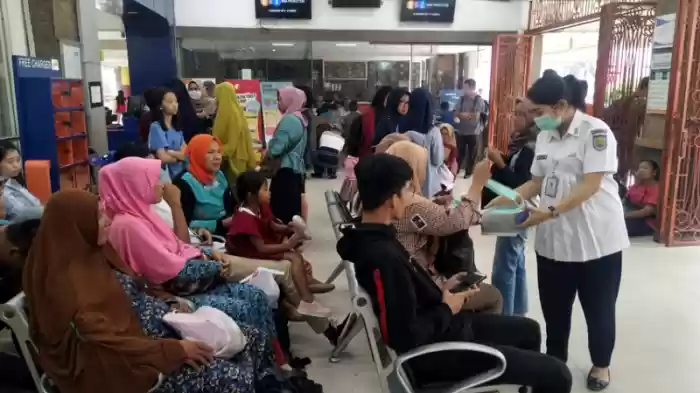 PT KAI Divre I SU Bagi-bagi Masker