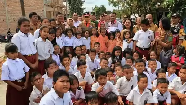 Bupati Beri Perhatian Khusus Penderita Stunting di Nagori Siantar Estate
