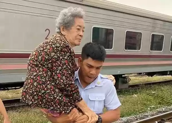 Ikhlas Petugas Perkeretaapian Ngendong Ibu Lansia, Bikin Terharu