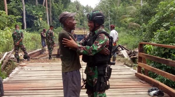 TNI Bersama Warga Perbaiki Jembatan Yang Rusak di Pedalaman Papua
