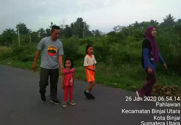 Keluarga Babinsa Joging Di Minggu Harmonis