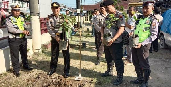 Ciptakan Suasana Sejuk, Kapolsek Pancurbatu Tanam Pohon