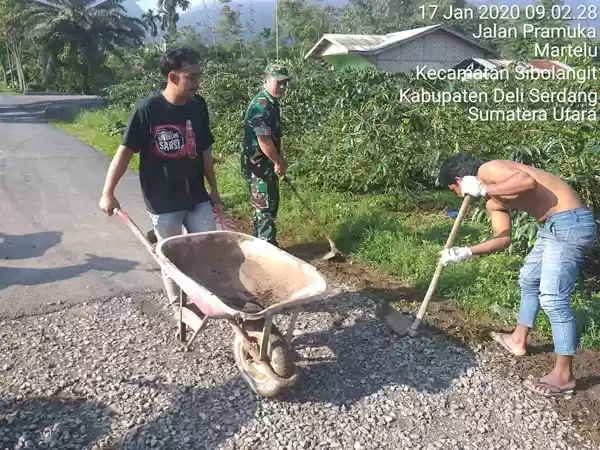 TNI Dan Warga Gotong Royong Bersama 