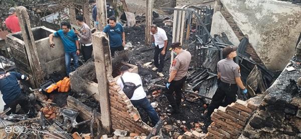 Polisi Olah TKP di Lokasi Kebakaran 14 Unit Rumah di Padangsidimpuan