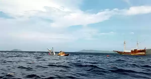 Kapal Berpenumpang Wartawan Terbalik Di Labuan Bajo