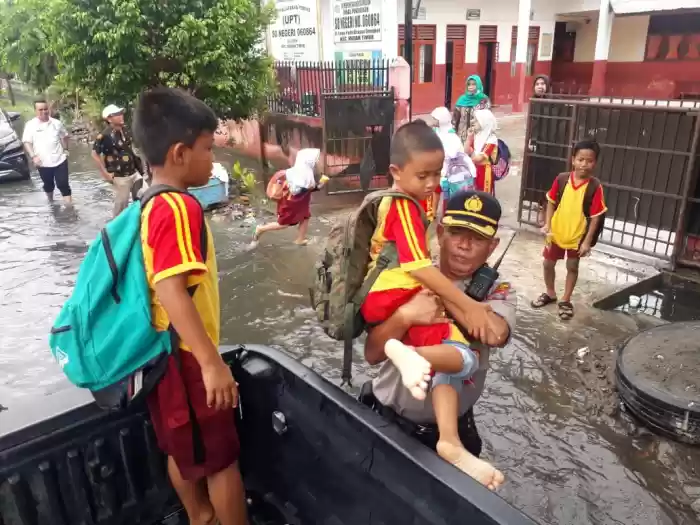 Hadir Ditengah Masyarakat, Kapolsek Medan Timur Evakuasi Anak SD