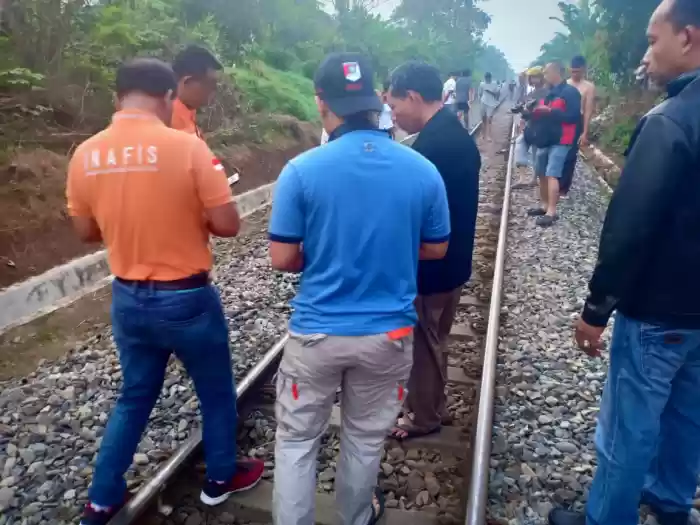 Pria Tewas Tersambar Benda Keras dan Panjang