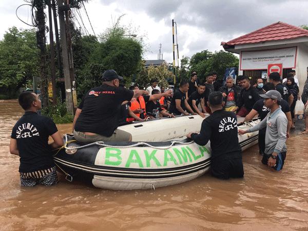 Hari Kedua Banjir Jakarta, SRT Bakamla RI Gerak Cepat Evakuasi Korban Banjir