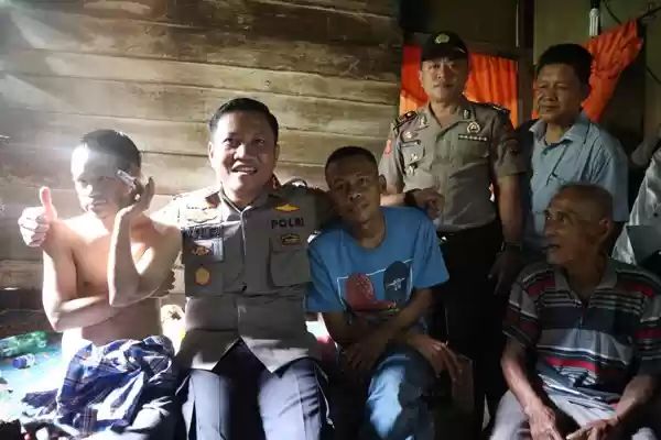 Kapolres di Dampingi Waka Polres Simalungun Sambangi Kediaman Kaum Duhafa