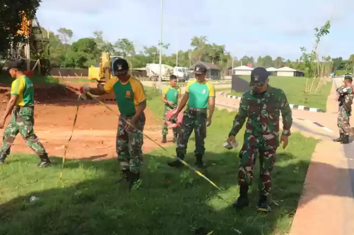TNI-Polri Gelar Karya Bakti Pembersihan Lingkungan di PLBN Sota Papua