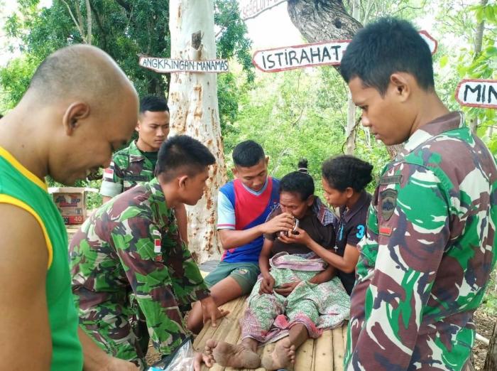 Satgas Pamtas RI-RDTL Yonif 132/BS, Evakuasi Seorang Nenek Yang Pingsan di Kebun