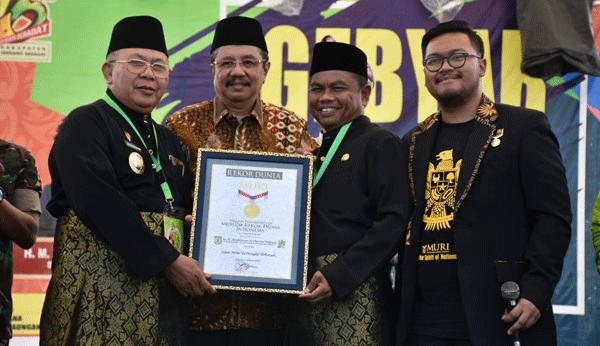 Rekor MURI Makan Nasi Ambengan Dalam HUT ke-16 Kabupaten Sergai 