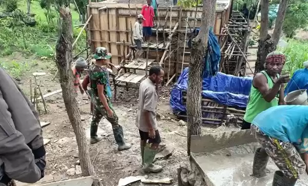 Satgas Pamtas RI-RDTL Yonif 132/BS Bersama Masyarakat Bangun Bak Penampungan Air Bersih .