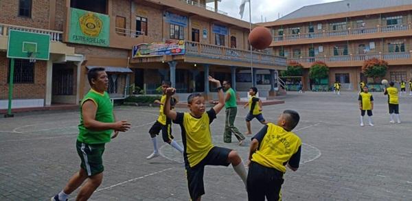 Hindari Narkoba, Babinsa Koramil 03/SBL Ajak Pelajar Bermain Basket
