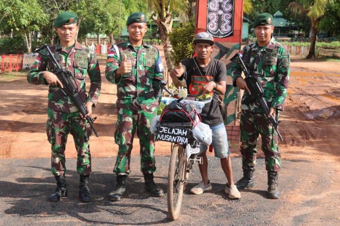 Bersepeda Jelajah Nusantara, Rajib Disambut Satgas Yonif 411 Kostrad di Perbatasan RI-PNG