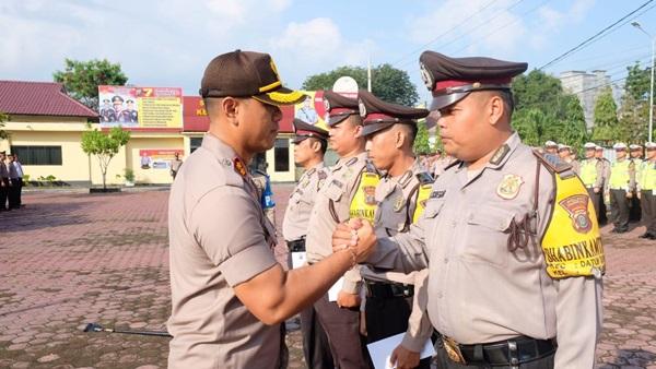 Kapolres Tanjungbalai Beri Penghargaan 4 Personil Bhabinkamtibmas 