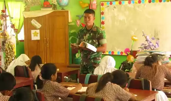 Bantu Disdik, Satgas Yonif RK 136/TS Jadi Tenaga Pendidik di Maluku