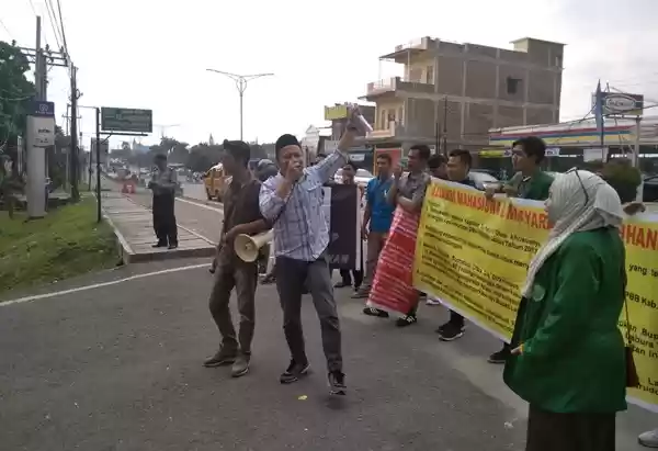 Demo di Polda Sumut, Massa Desak Polisi Tetapkan  Bupati Labura Sebagai Tersangka Korupsi DBH PBB