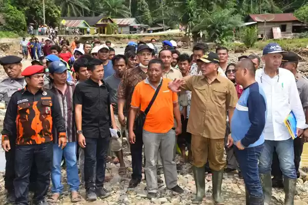 Gubernur Langsung Tinjau Lokasi Banjir Bandang Tapteng