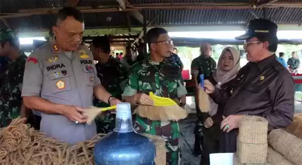 Dandim 0314/Inhil Bersama Bupati Inhil Lepas 7.000 Bibit Ikan Lele