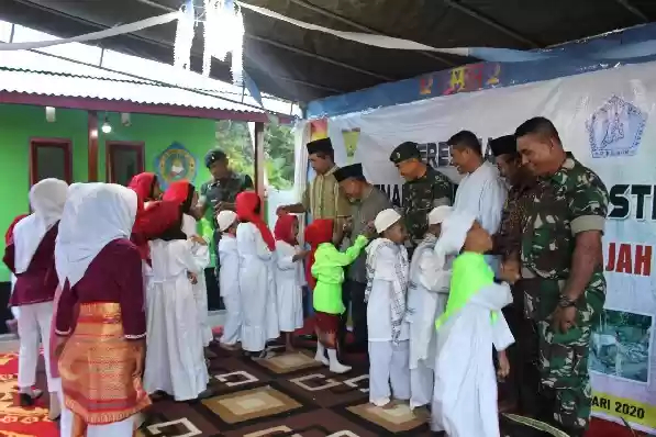Dansatgas Yonif RK 136/TS Resmikan TPA Ar-Rahmat Tuah Sakti Batu Gajah di Haruku