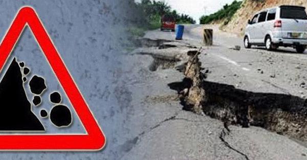 Belasan Rumah Rusak dan Ruas Jalan Penghubung Kabupaten Tertutup Matrial Longsor