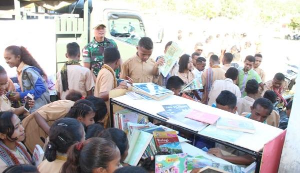 Satgas Pamtas RI-RDTL Yonif 132/BS Hadirkan Perpustakaan Keliling di Perbatasan