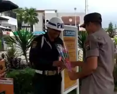 Polsek Medan Helvetia Beri Kejutan Pada Satpam Plaza  Millinium 