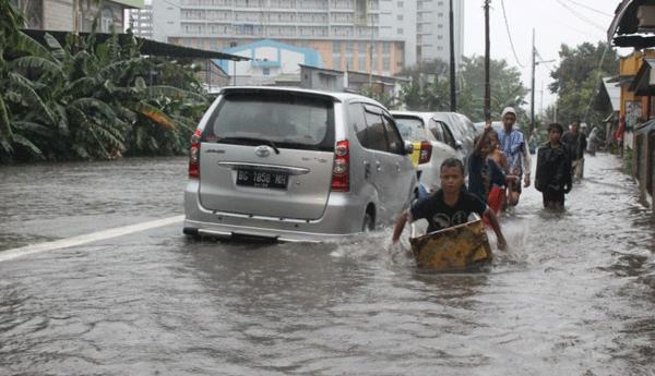 Memasuki Tahun Baru Kota Jakarta di "Kepung" Banjir