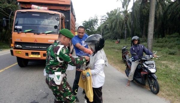 Cepat Dan Sigap, Para Personil Kodim 0117/Atam Bantu Warga Korban Kecelakaan