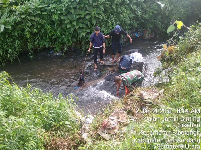 Banjir Wilayah DKI Jakarta Membuat Babinsa Sibolangit Terus Bersihkan Bantaran Sungai