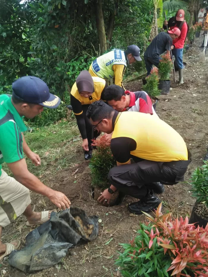 Meminimalisir Dampak Banjir,Polsek Patumnak Tanam 100 Batang Pohon